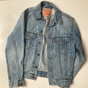 Standard Trucker style denim jacket.